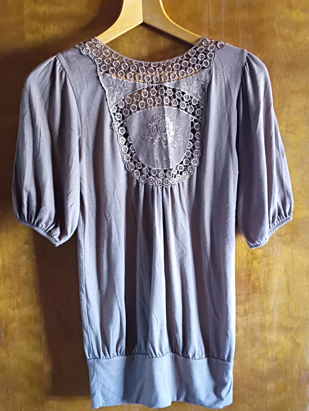 Women’s Lace-Back Short Sleeve Top in Gray Stretch Knit Casual Rose